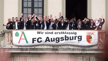FC Augsburg feiert den Aufstieg in die Bundesliga | Bild: picture-alliance/dpa