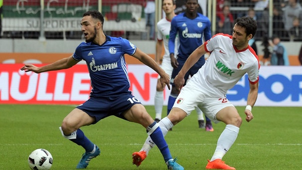 Augsburgs Gojko Kacar (r) und Nabil Bentaleb von Schalke kämpfen um den Ball. | Bild: dpa-Bildfunk