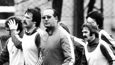 Trainer Max Merkel und seine Spieler beim Trainingsauftakt am 3.11.1976 | Bild: picture-alliance/dpa