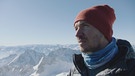 Felix Neureuther mit den Garmischer Bergen im Hintergrund. Der Ex-Ski-Profi, fragt: Wie lange können wir noch Ski fahren? | Bild: BR/doc.station GmbH