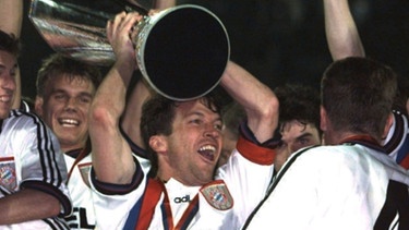 Lothar Mätthaus mit dem Uefa-Cup 1996 | Bild: picture-alliance/dpa