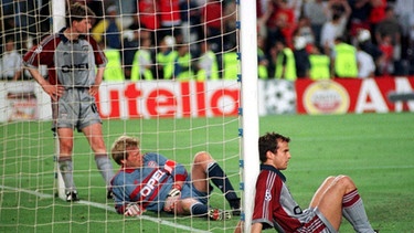 Enttäuschte Bayern-Spieler nach der Champions-League-Finalniederlage 1999 | Bild: picture-alliance/dpa