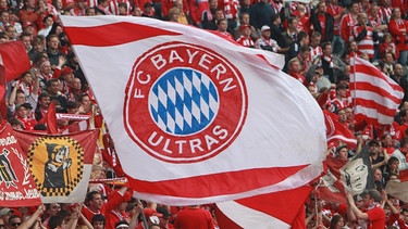 FC Bayern-Fans mit Fahne | Bild: picture-alliance/dpa