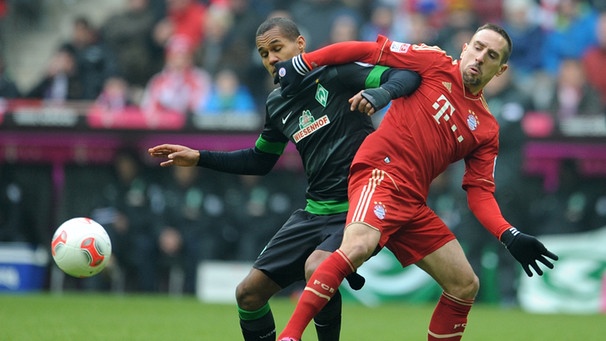  Franck Ribery (r) von München und Theodor Gebre Selassie von Bremen kämpfen um den Ball | Bild: picture-alliance/dpa
