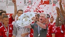 Jupp Heynckes mit der Meisterschale | Bild: picture-alliance/dpa