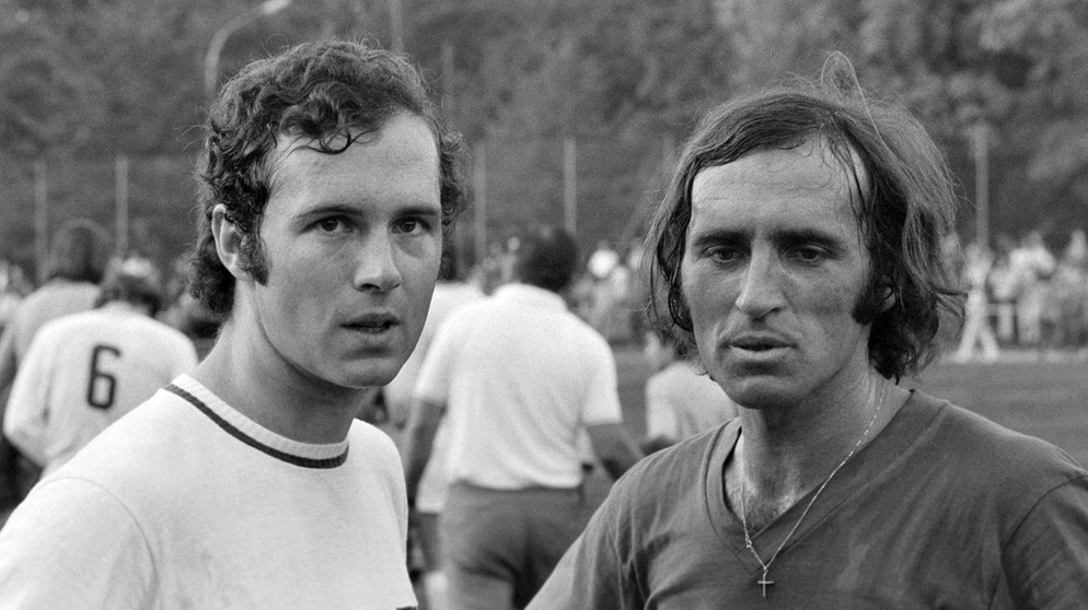 Bundesligasaison 1971/72 Testspiel SC München 1906 – FC Bayern München Franz Beckenbauer (li.) und Walter Beckenbauer (SC 1906 rechts) | Bild: imago/Werek