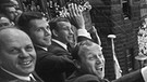 Vorn Frankfurts Oberbürgermeister Willi Brundert, in der Mitte mit ausgestrecktem Zeigefinger Uwe Seeler, dahinter Franz Beckenbauer | Bild: picture-alliance/dpa