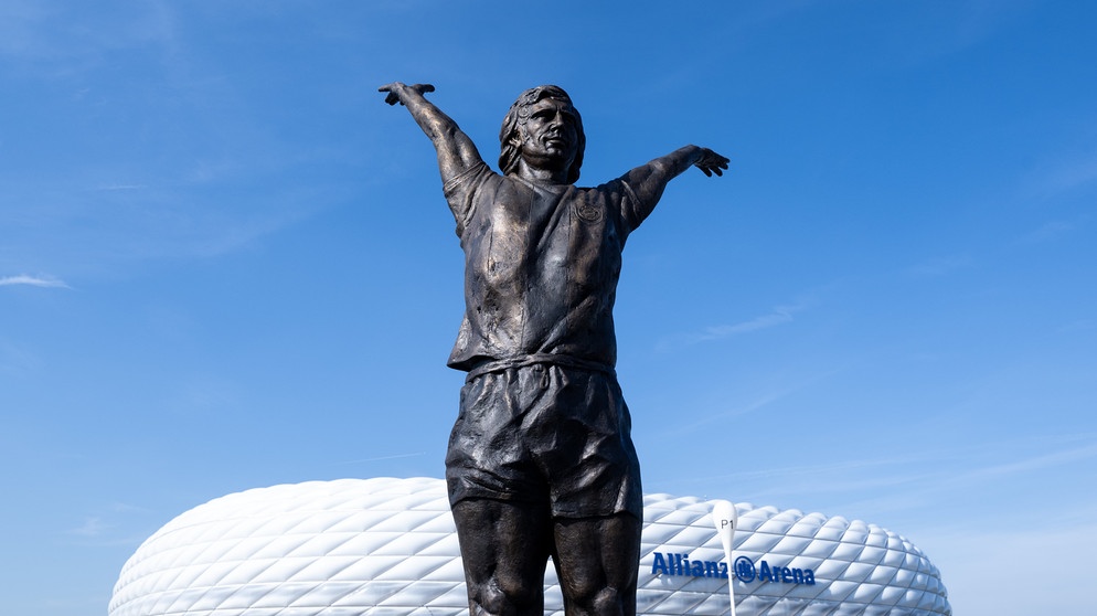 Gerd-Müller-Denkmal vor der Allianz Arena | Bild: picture-alliance/dpa