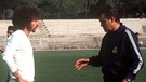 Breitner hat am 08.08.1974 einen Drei-Jahres-Vertrag beim spanischen Erstligisten Real Madrid unterzeichnet. Beim Training spricht er mit Trainer Miljan Milanic.  | Bild: picture-alliance/dpa