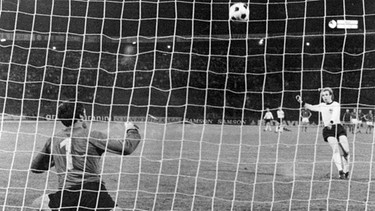 Uli Hoeneß verschießt einen Elfmeter im EM-Finale 1976 in Belgrad | Bild: picture-alliance/dpa