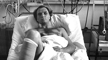 Uli Hoeneß im Krankenhaus nach seinem Flugzeugabsturz 1982 | Bild: picture-alliance/dpa