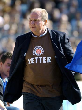 Uli Hoeneß mit "Retter"-T-Shirt | Bild: picture-alliance/dpa