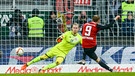 Moritz Hartmann von Ingolstadt (r) trifft bei einem Elfmeter in das Tor von Loris Karius zum 1:0 gegen Mainz. | Bild: dpa-Bildfunk