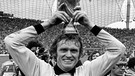 Sepp Maier 1974 mit dem WM-Pokal | Bild: picture-alliance/dpa