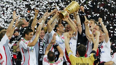 Der 1. FC Nürnberg feiert den Sieg im DFB-Pokal-Finale 2007. | Bild: picture-alliance/dpa
