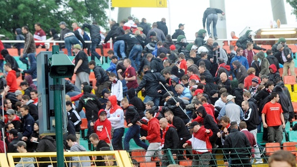 30. Juli 2011, DFB-Pokal: Hooligans von Dynamo-Berlin stürmen Kaiserslautern-Block | Bild: picture-alliance/dpa