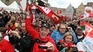Jubelnde Augsburg-Fans | Bild: picture-alliance/dpa