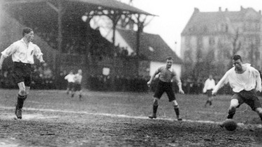 1907 bezog der FC Bayern ein neues Spielfeld - nun erstmals mit Tribüne - an der Leopoldstraße. | Bild: FC Bayern München