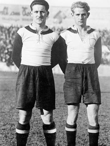 Josef Bergmaier und Franz Krumm (rechts) kamen als Wehrmachtssoldaten im März 1943 an der Ostfront ums Leben. Beide waren Mitglied der Meister-Elf von 1932, beide bestritten Spiele für die deutsche Nationalmannschaft. | Bild: FC Bayern München