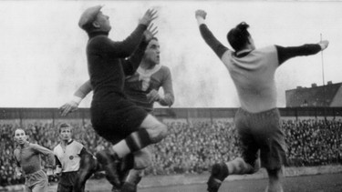 Fußball als Ablenkung: Freundschaftsspiel gegen Hertha BSC (1944)  | Bild: picture-alliance/dpa