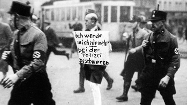 März 1933: Nazis demütigen den Rechtsanwalt Michael Siegel, einen Vetter des Vaters von Uri Siegel.  | Bild: SZ Photo
