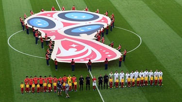 Südkorea - Deutschland in der Kasan-Arena. Ein riesiges WM-Logo ist hinter den Spielern beider Mannschaften ausgebreitet. | Bild: dpa-Bildfunk/Ina Fassbender