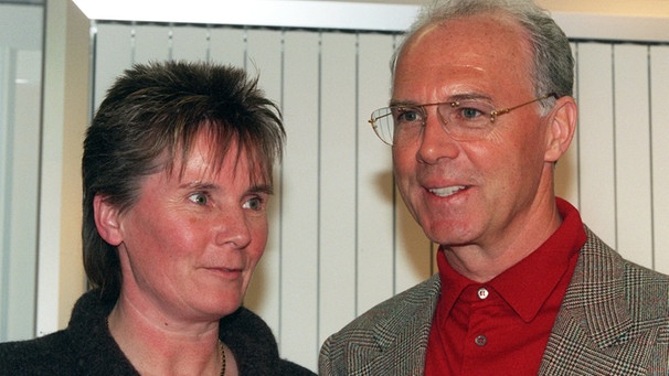 Bayern Münchens Präsident Franz Beckenbauer und Frauenfußball-Bundestrainerin Tina Theune-Meyer ( 6.3.1999) auf einer Pressekonferenz in München. Franz Beckenbauer gibt bekannt, daß der Fußball-Bundesligist auch seine Frauen-Abteilung stark machen will. | Bild: picture-alliance/dpa