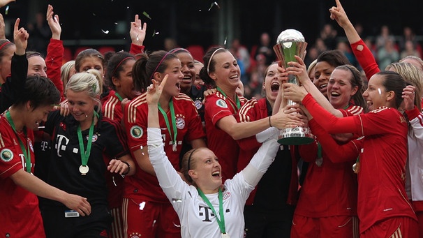 Münchens Kapitänin Torhüterin Kathrin Längert und ihre Teamkolleginnen feiern mit dem DFB-Pokal. | Bild: picture-alliance/dpa