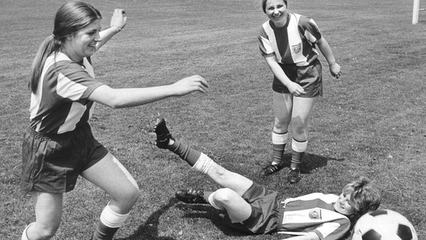 Die ersten drei Mitglieder der ersten Frauenfußballmannschaft des FC Bayern München beim Training am 07.06.1970 in München. Zu sehen sind (l-r) Anna Dukan, Maria Ilic und Monika Schmidt.  | Bild: picture-alliance/dpa