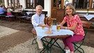 Marianne Kreuzer und Paul Breitner in seinem Lieblings-Biergarten in Münster bei Egmating (Landkreis Ebersberg) | Bild: BR/Beate Merz
