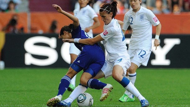 WM-spiel England - Japan in Augsburg: Jill Scott (r) aus England kämpft mit Aya Sameshima aus Japan  | Bild: picture-alliance/dpa
