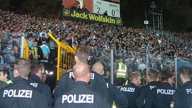 Polizisten bei einem Heimspiel des FC Augsburg gegen TSV 1860 München (27.10.2006) | Bild: picture-alliance/dpa