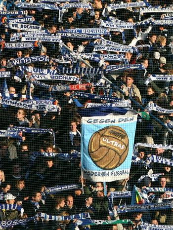 Ein Bochum-Fan hält inmitten des Bochumer Fanblocks ein Plakat mit der Aufschrift "Gegen den modernen Fußball" in die Höhe (24.11.2007) | Bild: picture-alliance/dpa