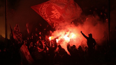 19.1.2011: Kaiserslautern-Fans haben nach einem Tor Feuerwerk und Rauchbomben gezündet. | Bild: picture-alliance/dpa