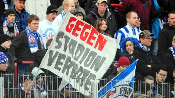 Fußballfans mit Plakat "Gegen Stadionverbote" | Bild: picture-alliance/dpa