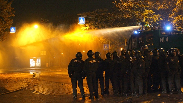 Polizisten gehen mit Wasserwerfern gegen Randalierer vor | Bild: picture-alliance/dpa