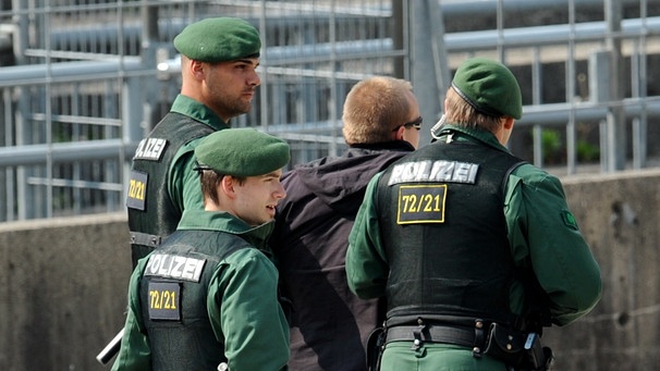 Polizisten führen einen Fußball-Fan ab | Bild: picture-alliance/dpa