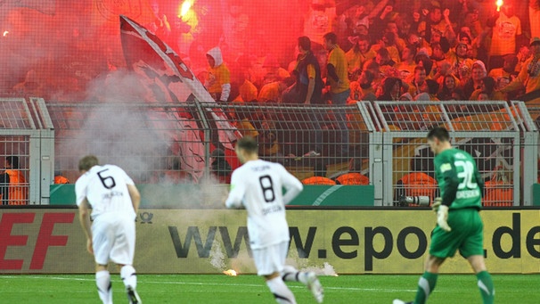 Beim Einlaufen zünden Anhänger von Dynamo Dresden Feuerwerkskörper in ihrem Fanblock | Bild: picture-alliance/dpa