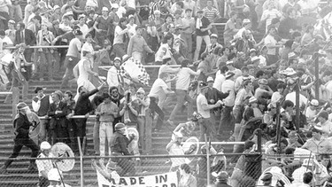 Die Katastrophe nimmt am 29.5.1985 im Brüsseler Heysel-Stadion ihren Lauf. Vor Beginn des Fußball-Europapokal-Finals zwischen dem FC Liverpool und Juventus Turin kommt es zu schweren Ausschreitungen der Fans beider Seiten.  | Bild: picture-alliance/dpa