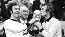 Franz Beckenbauer und Sepp Maier mit dem WM-Pokal | Bild: picture-alliance/dpa