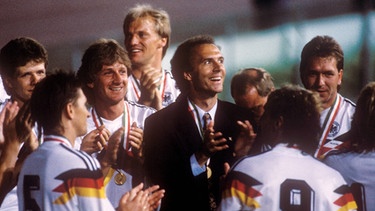 Franz Beckenbauer und deutsche Weltmeister beim Jubel 1990 | Bild: imago images