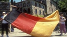 Deutsche Fans vor dem WM-Quartier der Nationalmannschaft | Bild: imago images