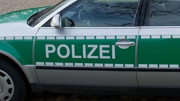 Schriftzug Polizei auf einem Polizeiauto | Bild: picture-alliance/dpa