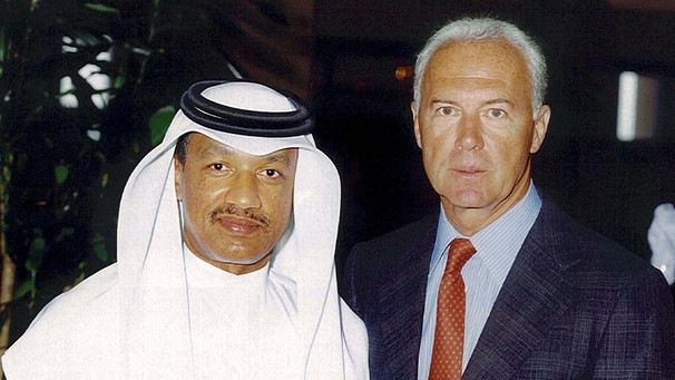 Franz Beckenbauer, damals Chef der DFB-Bewerbungskommission für die Fußball-WM 2006, (re.), und Mohamed bin Hammam, Mitglied Katars im FIFA-Exekutivkomitee, posieren am 25.07.2000 in Doha (Katar) vor der Kamera.  | Bild: picture-alliance/dpa