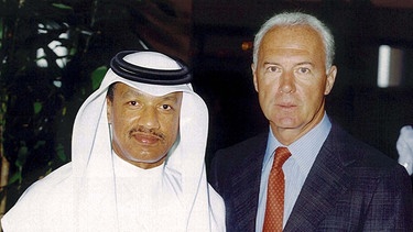 Franz Beckenbauer, damals Chef der DFB-Bewerbungskommission für die Fußball-WM 2006, (re.), und Mohamed bin Hammam, Mitglied Katars im FIFA-Exekutivkomitee, posieren am 25.07.2000 in Doha (Katar) vor der Kamera.  | Bild: picture-alliance/dpa
