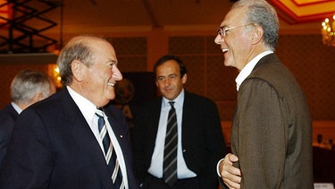 Der Präsident des Weltfußball-Verbandes FIFA, Joseph Blatter (l.), und der Präsident des Organisationskomitees für die Fußball-WM 2006 in Deutschland, Franz Beckenbauer | Bild: picture-alliance/dpa