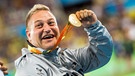 Daniel Scheil mit seiner Goldmedaille | Bild: dpa-Bildfunk
