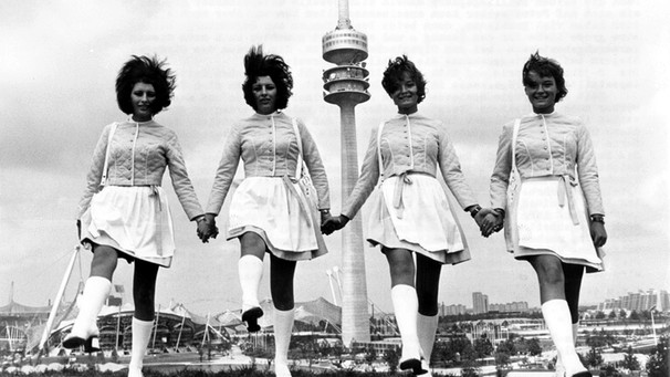 Olympia-Hostessen 1972 vor dem Olympiaturm | Bild: picture-alliance/dpa