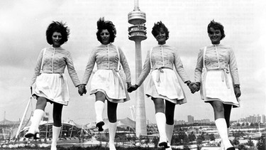 Olympia-Hostessen 1972 vor dem Olympiaturm | Bild: picture-alliance/dpa