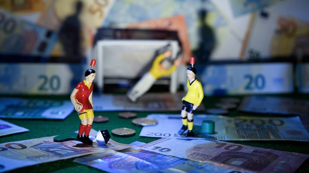 Fußball und Geld | Bild: picture alliance/augenklick/GES